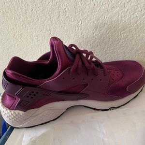 Burgundy huaraches